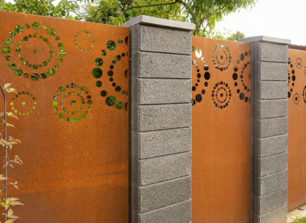 Pagar dengan motif ukiran timbul